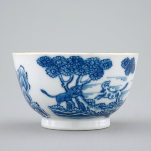 A Chinese blue and white cup and saucer with dogs, Qianlong, 18th C. — 照片 6