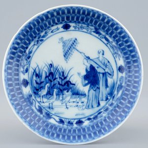 A Chinese blue and white cup and saucer with "La Dame au Parasol" after Pronk, ca. 1740 — photo 2