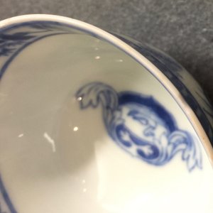 A Chinese blue and white cup and saucer with "La Dame au Parasol" after Pronk, ca. 1740 — photo 8