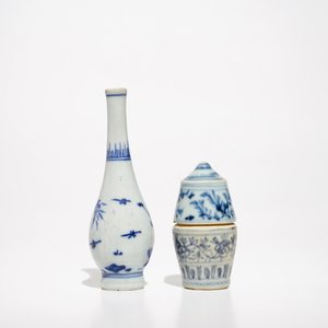 A Chinese blue and white cylindrical box and cover, a Hatcher cargo bottle vase and a saucer, Ming and Transitional period — 照片 6