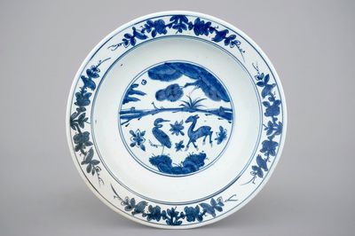 Un plat profond en porcelaine de Chine, décor d'un héron et un cerf, Dynastie Ming