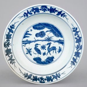 A Chinese blue and white deep bowl with a heron and a deer, Ming Dynasty — 照片 1