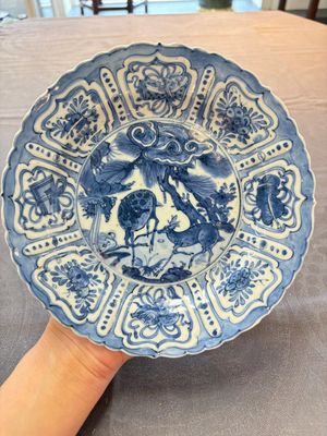 A Chinese blue and white 'deer and pine tree' plate, Wanli — foto 1