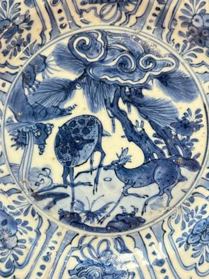 A Chinese blue and white 'deer and pine tree' plate, Wanli — foto 2