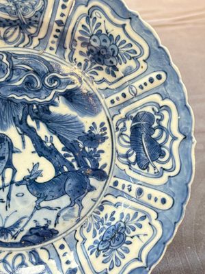 A Chinese blue and white 'deer and pine tree' plate, Wanli — foto 3