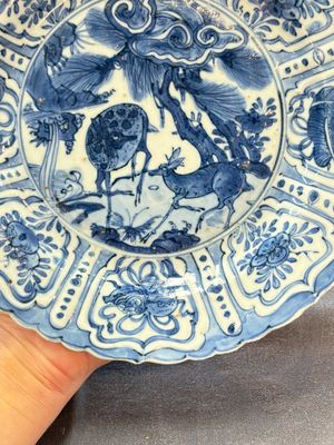 A Chinese blue and white 'deer and pine tree' plate, Wanli — foto 4