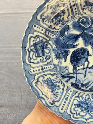 A Chinese blue and white 'deer and pine tree' plate, Wanli — foto 5