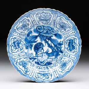 A Chinese blue and white 'deer and pine tree' plate, Wanli — foto 1