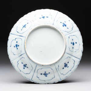 A Chinese blue and white 'deer and pine tree' plate, Wanli — foto 2