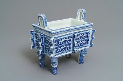 A Chinese blue and white 'ding' incense burner, 18/19th C.