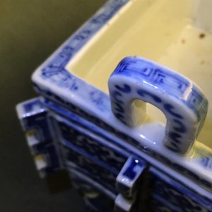 A Chinese blue and white 'ding' incense burner, 18/19th C. — 照片 17