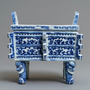 A Chinese blue and white 'ding' incense burner, 18/19th C. — 照片 4