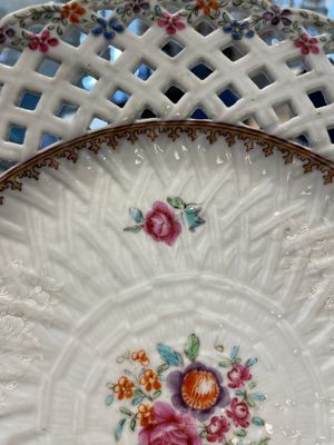A Chinese blue and white dish, a plate and three famille rose plates, Qianlong and later — foto 11