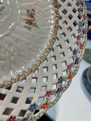 A Chinese blue and white dish, a plate and three famille rose plates, Qianlong and later — foto 12