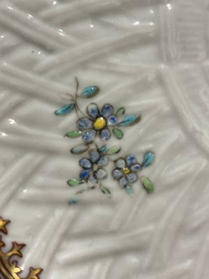 A Chinese blue and white dish, a plate and three famille rose plates, Qianlong and later — foto 13