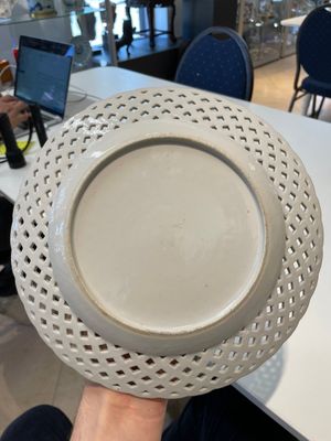 A Chinese blue and white dish, a plate and three famille rose plates, Qianlong and later — foto 14