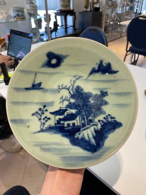 A Chinese blue and white dish, a plate and three famille rose plates, Qianlong and later — foto 15