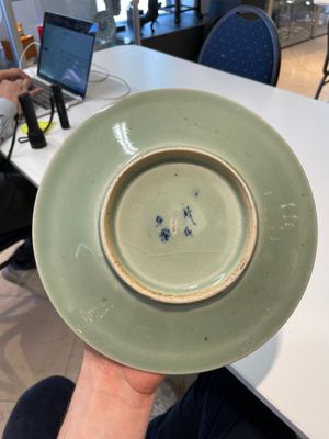 A Chinese blue and white dish, a plate and three famille rose plates, Qianlong and later — foto 16