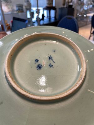 A Chinese blue and white dish, a plate and three famille rose plates, Qianlong and later — foto 17