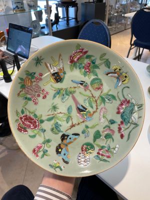 A Chinese blue and white dish, a plate and three famille rose plates, Qianlong and later — foto 18