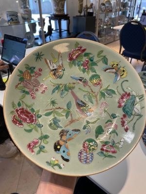 A Chinese blue and white dish, a plate and three famille rose plates, Qianlong and later — foto 19