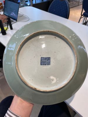 A Chinese blue and white dish, a plate and three famille rose plates, Qianlong and later — foto 20