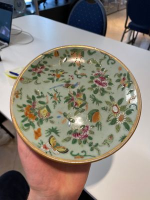 A Chinese blue and white dish, a plate and three famille rose plates, Qianlong and later — foto 2