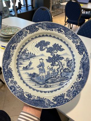 A Chinese blue and white dish, a plate and three famille rose plates, Qianlong and later — foto 23