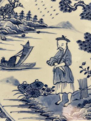 A Chinese blue and white dish, a plate and three famille rose plates, Qianlong and later — foto 24
