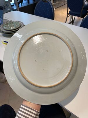 A Chinese blue and white dish, a plate and three famille rose plates, Qianlong and later — foto 25