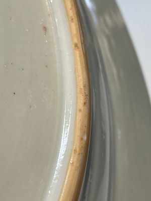 A Chinese blue and white dish, a plate and three famille rose plates, Qianlong and later — foto 26