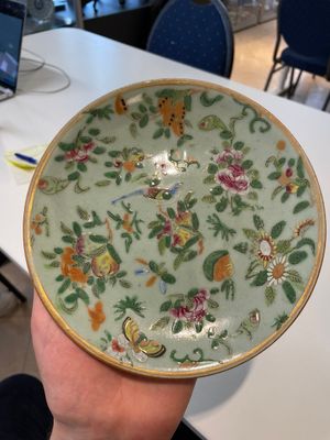 A Chinese blue and white dish, a plate and three famille rose plates, Qianlong and later — foto 3