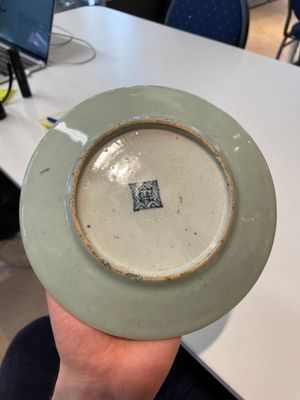 A Chinese blue and white dish, a plate and three famille rose plates, Qianlong and later — foto 4