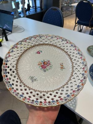 A Chinese blue and white dish, a plate and three famille rose plates, Qianlong and later — foto 7