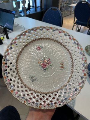 A Chinese blue and white dish, a plate and three famille rose plates, Qianlong and later — foto 8