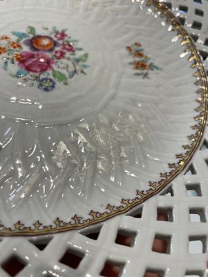 A Chinese blue and white dish, a plate and three famille rose plates, Qianlong and later — foto 9