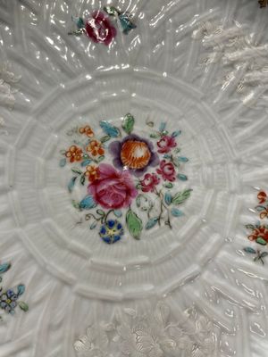A Chinese blue and white dish, a plate and three famille rose plates, Qianlong and later — foto 10