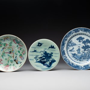A Chinese blue and white dish, a plate and three famille rose plates, Qianlong and later — foto 2