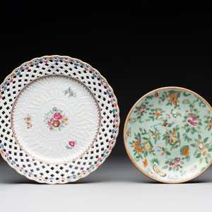 A Chinese blue and white dish, a plate and three famille rose plates, Qianlong and later — foto 4