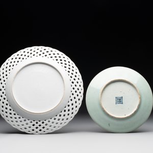 A Chinese blue and white dish, a plate and three famille rose plates, Qianlong and later — foto 5
