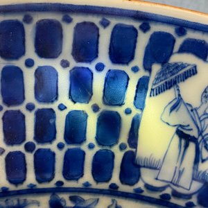 A Chinese blue and white dish after Cornelis Pronk: 'Dames au Parasol', Qianlong — photo 4