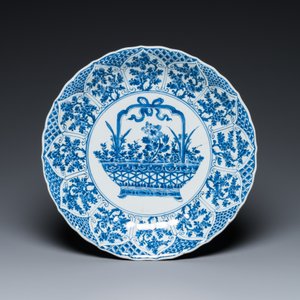 A Chinese blue and white dish and a verte-Imari tureen and cover, Kangxi — photo 2