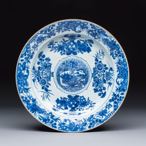 A Chinese blue and white dish and an Imari-style teapot — 照片 2