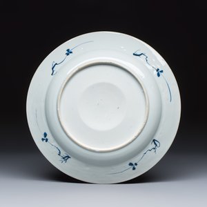 A Chinese blue and white dish and an Imari-style teapot — 照片 3