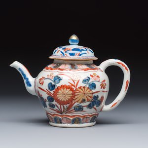 A Chinese blue and white dish and an Imari-style teapot — 照片 4