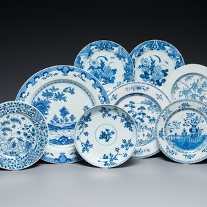 A Chinese blue and white dish and seven plates with flowers and landscapes, Kangxi/Qianlong — 照片 1