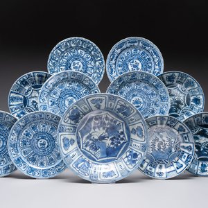 A Chinese blue and white dish and ten plates, Wanli/Kangxi — foto 1