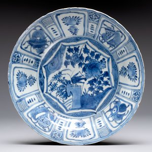 A Chinese blue and white dish and ten plates, Wanli/Kangxi — foto 2