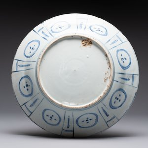 A Chinese blue and white dish and ten plates, Wanli/Kangxi — foto 3