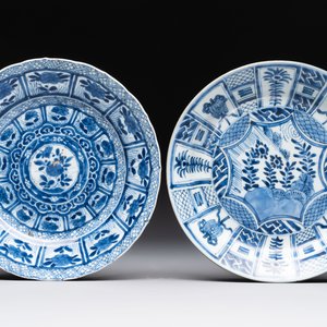A Chinese blue and white dish and ten plates, Wanli/Kangxi — foto 4